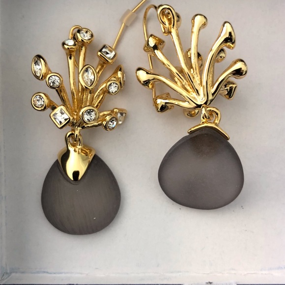 Brand New Crystal and Grey Lucite Dangle Earrings. Beautiful Designer look. - Picture 4 of 4